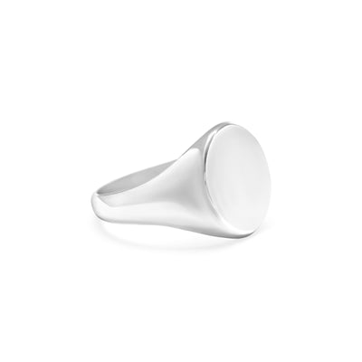 White gold men’s signet ring with a round flat top that can be engraved