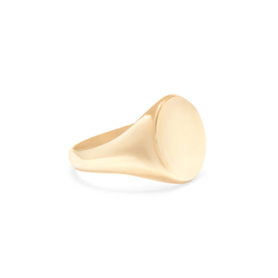 Yellow gold men’s signet ring with a round flat top that can be engraved