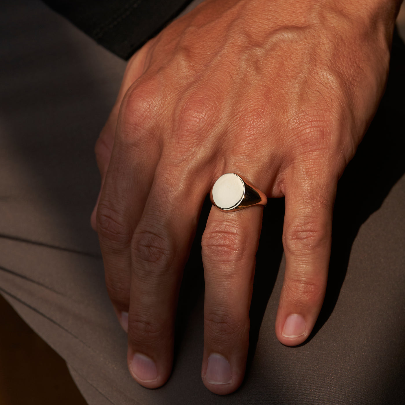 yellow gold men’s signet ring with round flat top that can be engraved