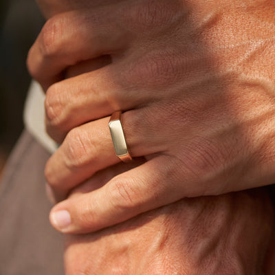 yellow gold men’s signet ring with flat bar top that can be engraved